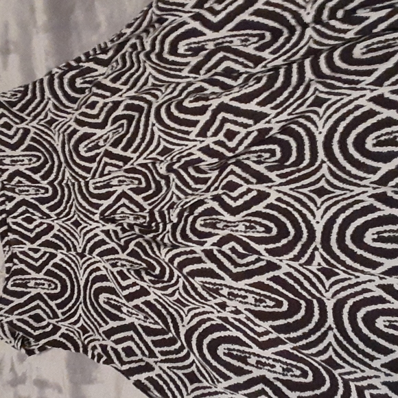 Faded Glory (Black and White) Tank Blouse, little loose, so it can Flare. - Picture 10 of 10